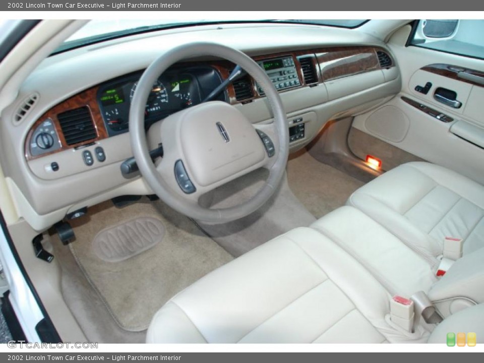 Light Parchment Interior Photo for the 2002 Lincoln Town Car Executive #47903147