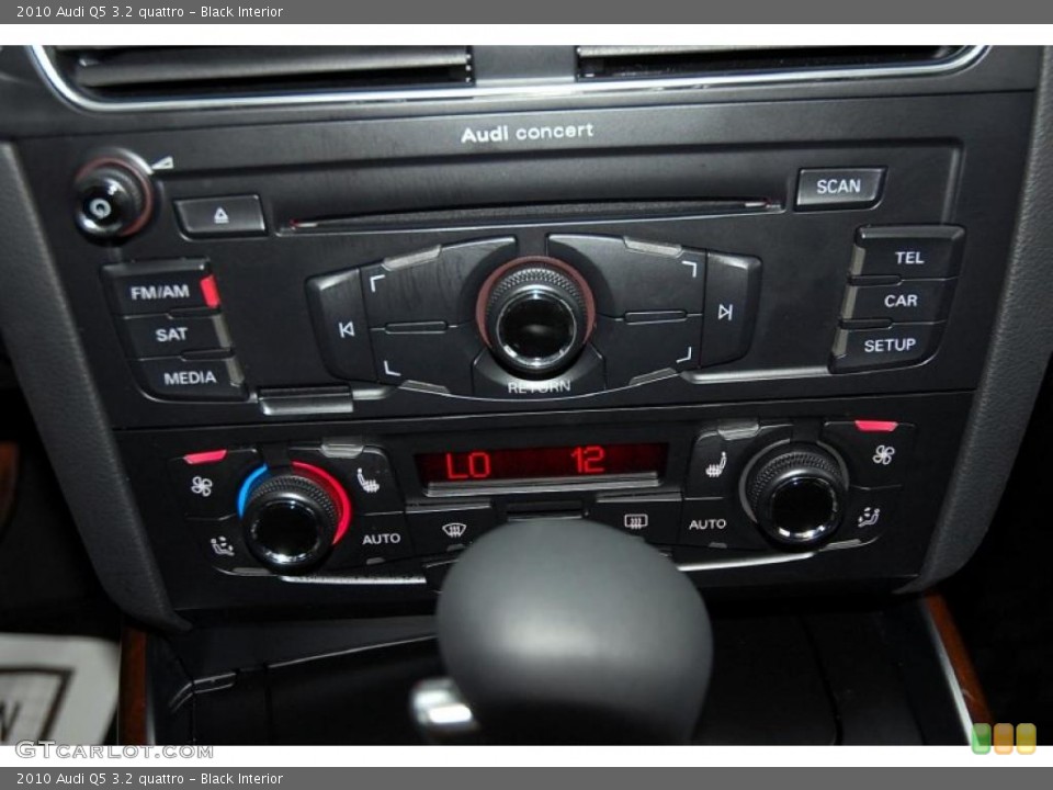 Black Interior Controls for the 2010 Audi Q5 3.2 quattro #47935902