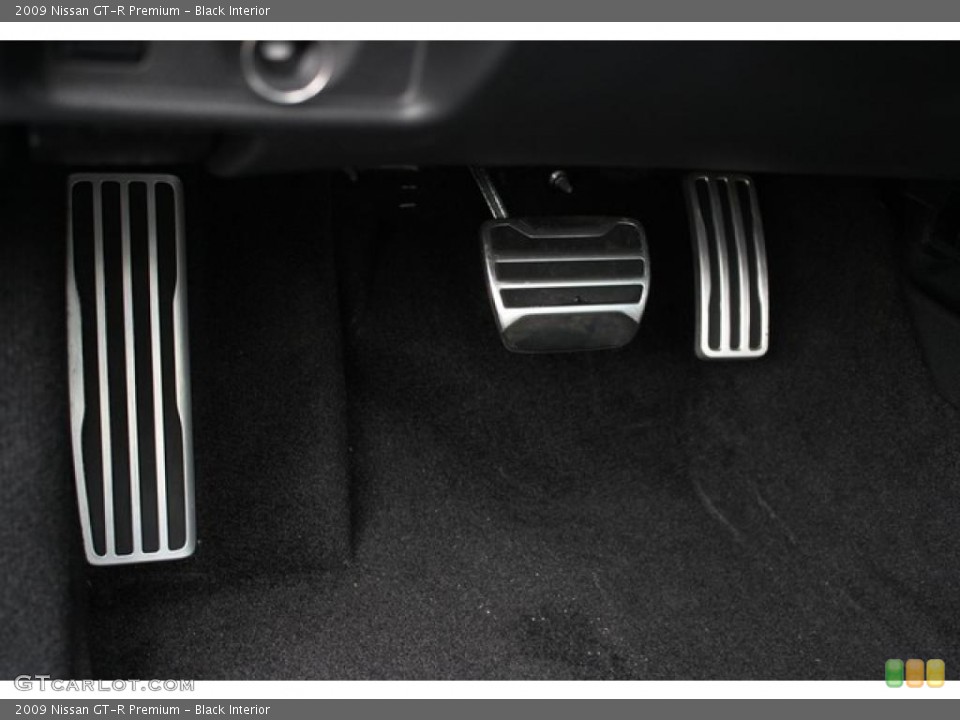 Black Interior Controls for the 2009 Nissan GT-R Premium #47985101