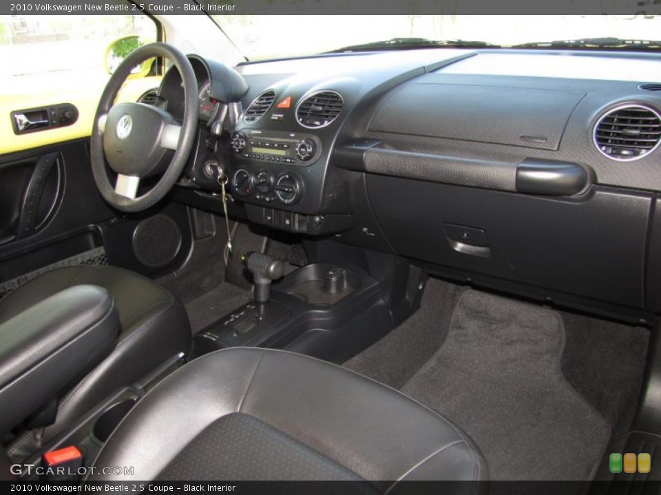 Black Interior Dashboard for the 2010 Volkswagen New Beetle 2.5 Coupe #48013414