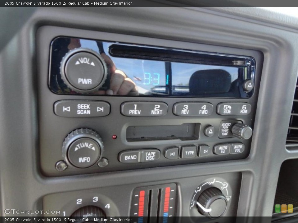 Medium Gray Interior Controls for the 2005 Chevrolet Silverado 1500 LS Regular Cab #48031547