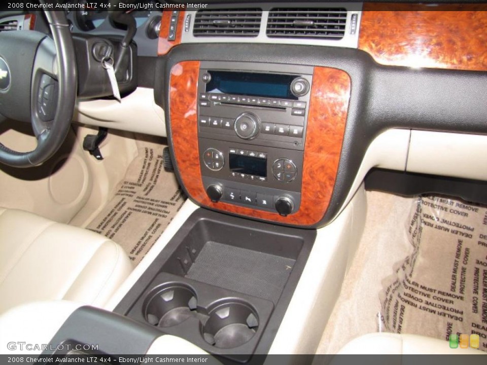 Ebony/Light Cashmere Interior Controls for the 2008 Chevrolet Avalanche LTZ 4x4 #48056003