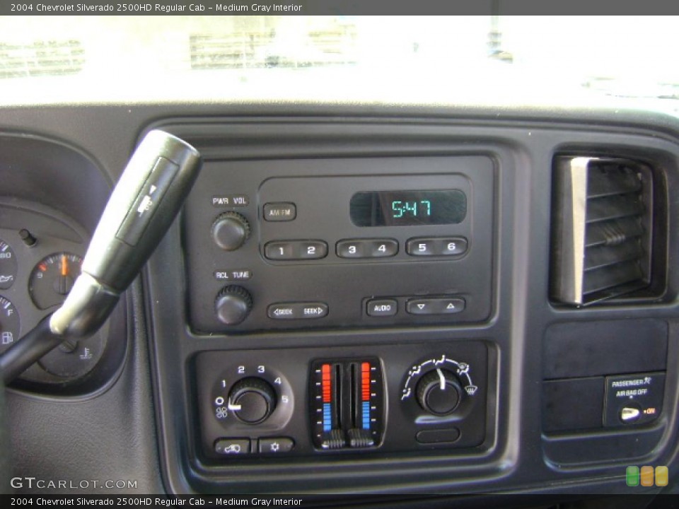Medium Gray Interior Controls for the 2004 Chevrolet Silverado 2500HD Regular Cab #48080598