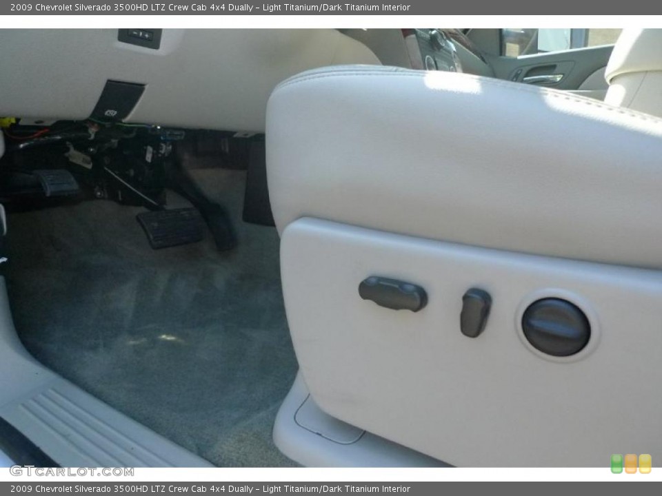 Light Titanium/Dark Titanium Interior Controls for the 2009 Chevrolet Silverado 3500HD LTZ Crew Cab 4x4 Dually #48093222