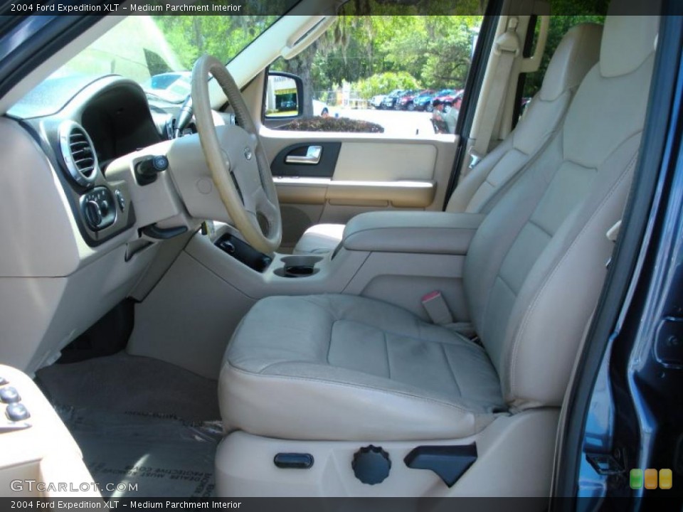 Medium Parchment Interior Photo for the 2004 Ford Expedition XLT #48116955