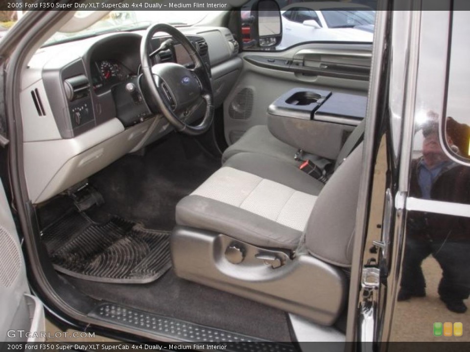 Medium Flint Interior Photo for the 2005 Ford F350 Super Duty XLT SuperCab 4x4 Dually #48136242