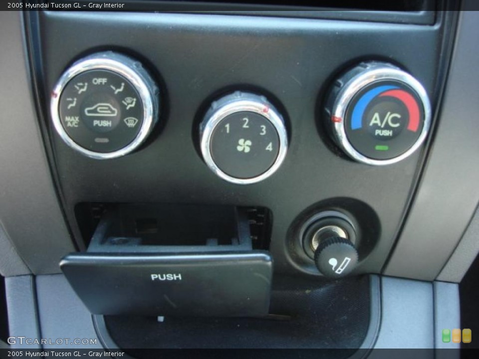 Gray Interior Controls for the 2005 Hyundai Tucson GL #48161462