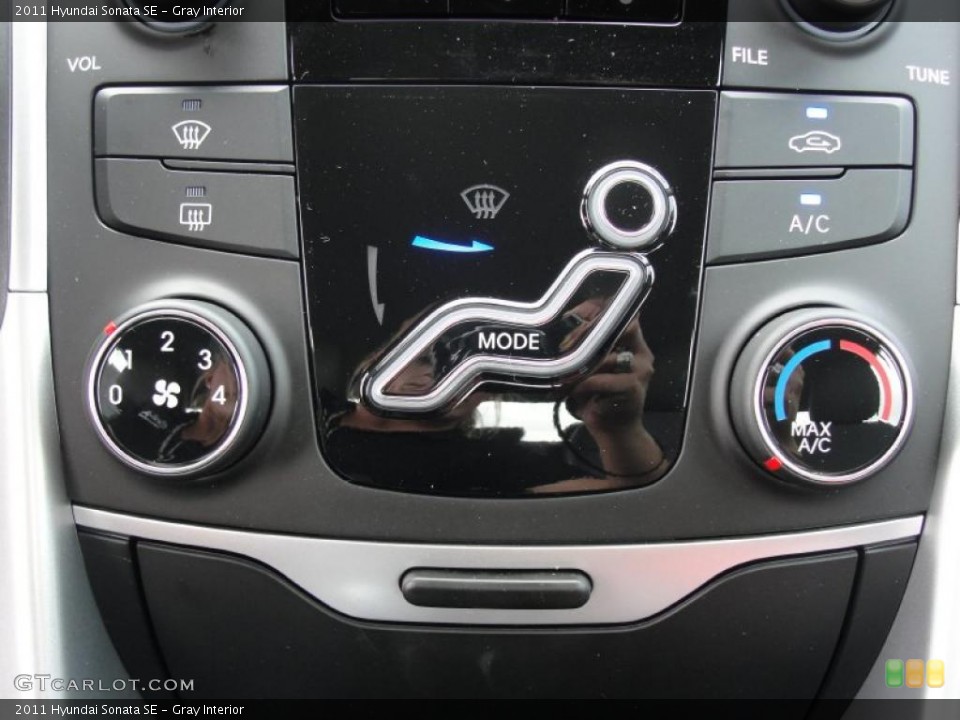 Gray Interior Controls for the 2011 Hyundai Sonata SE #48277645