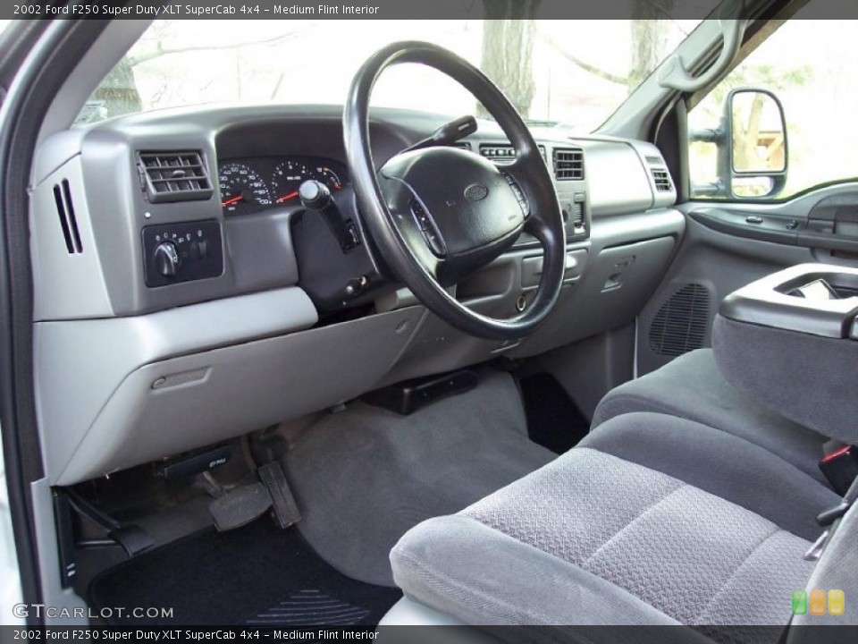 Medium Flint Interior Photo for the 2002 Ford F250 Super Duty XLT SuperCab 4x4 #48293389