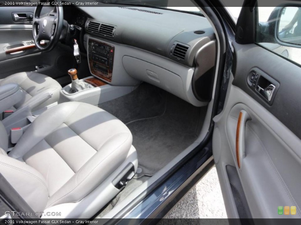 Gray Interior Photo for the 2001 Volkswagen Passat GLX Sedan #48342223