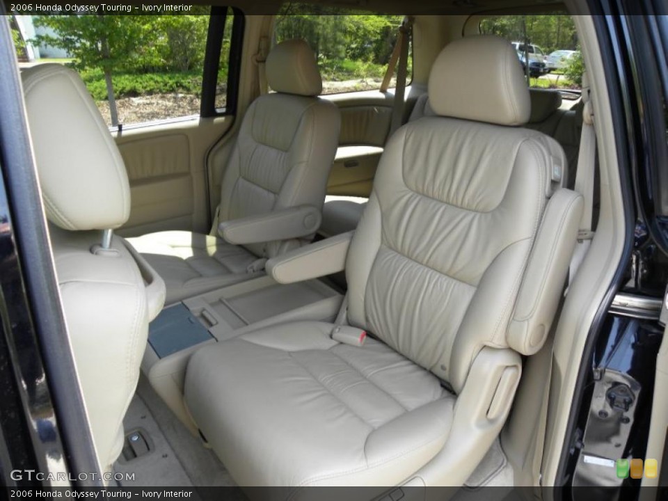 Ivory Interior Photo for the 2006 Honda Odyssey Touring #48368539