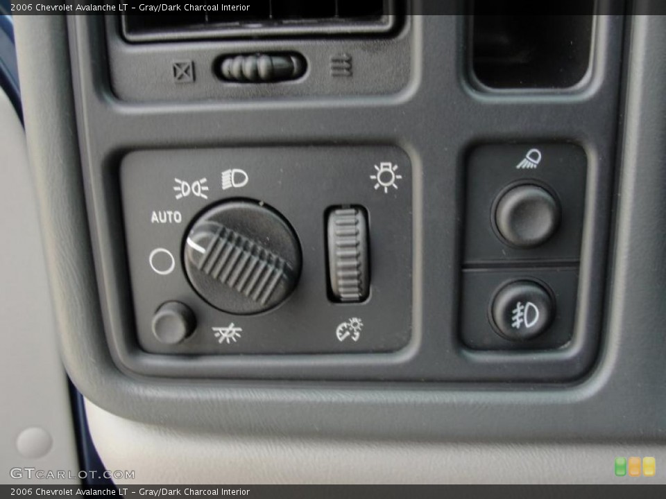 Gray/Dark Charcoal Interior Controls for the 2006 Chevrolet Avalanche LT #48385277
