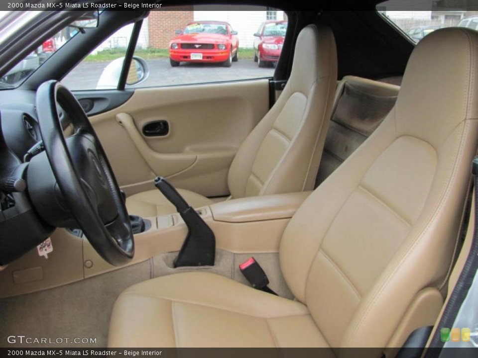 Beige Interior Photo for the 2000 Mazda MX-5 Miata LS Roadster #48411937