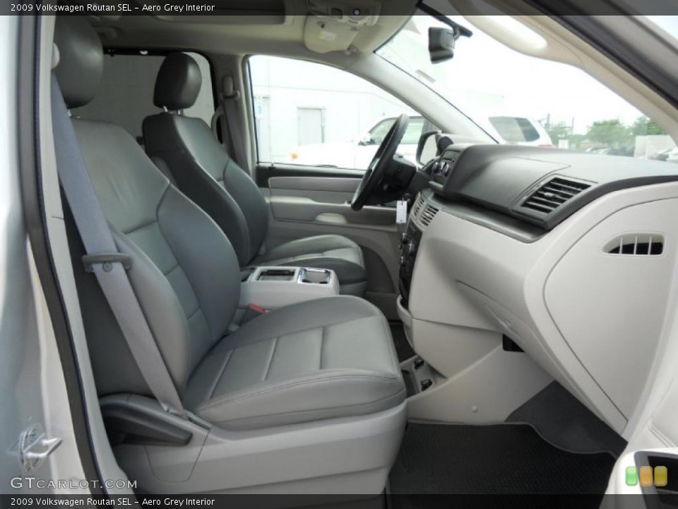 Aero Grey Interior Photo for the 2009 Volkswagen Routan SEL #48427474