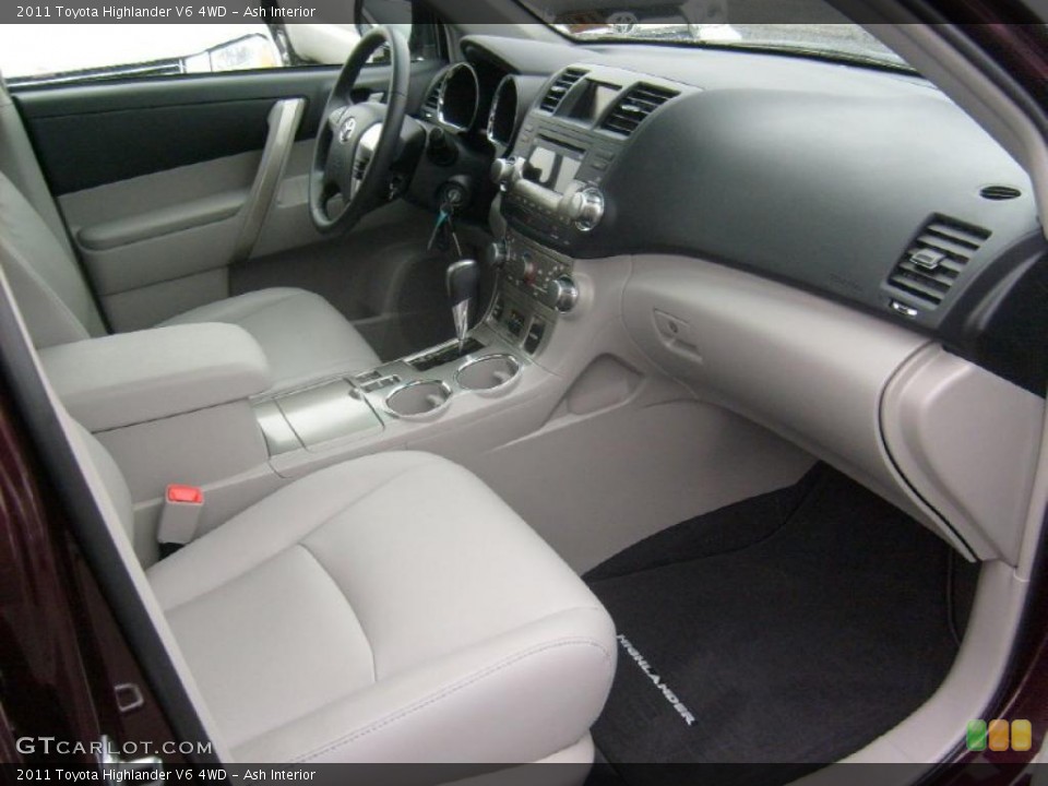 Ash Interior Photo for the 2011 Toyota Highlander V6 4WD #48433923
