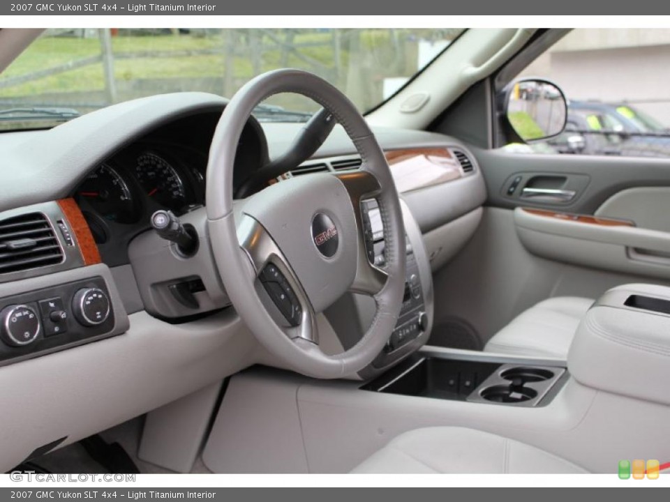 Light Titanium Interior Photo for the 2007 GMC Yukon SLT 4x4 #48451991