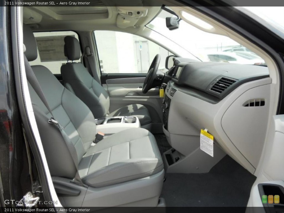 Aero Gray Interior Photo for the 2011 Volkswagen Routan SEL #48498823
