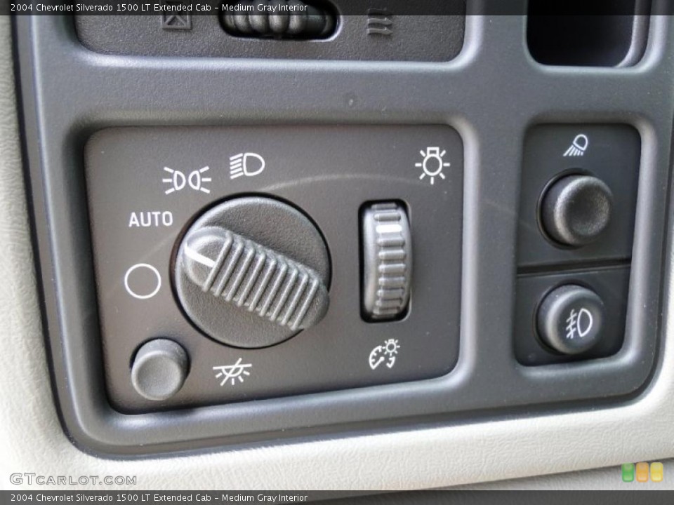 Medium Gray Interior Controls for the 2004 Chevrolet Silverado 1500 LT Extended Cab #48505524