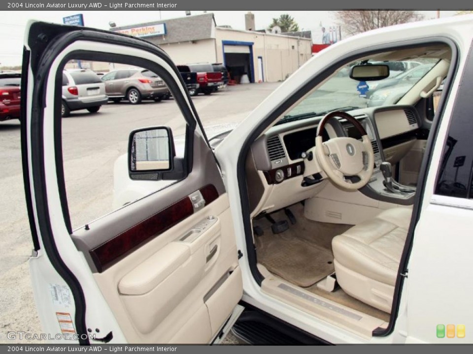 Light Parchment Interior Photo for the 2004 Lincoln Aviator Luxury AWD #48510361