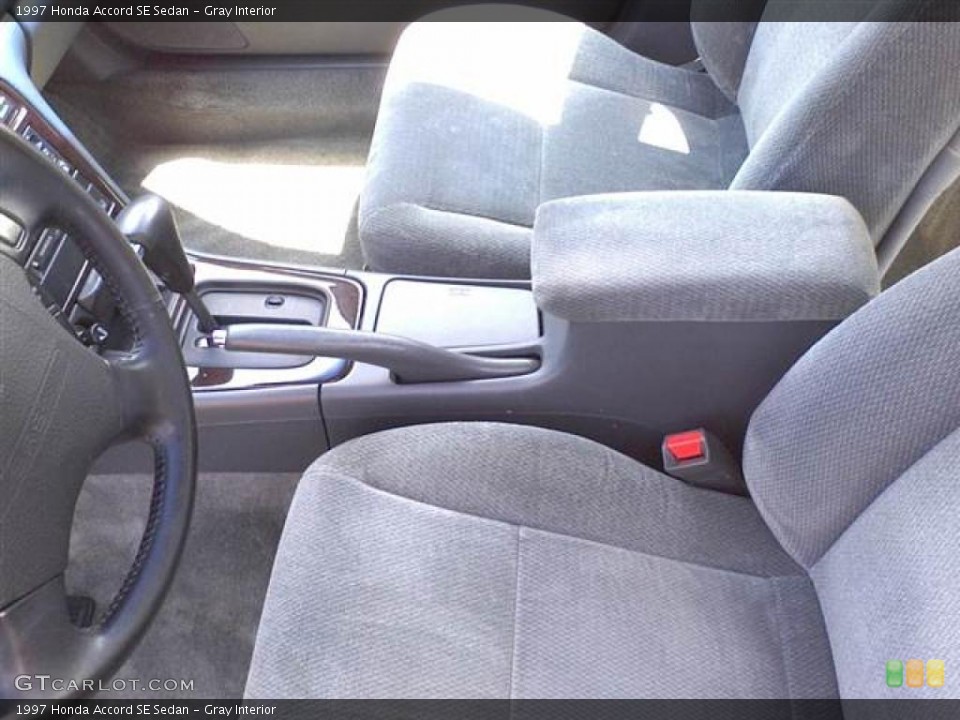 Gray Interior Photo for the 1997 Honda Accord SE Sedan #48512617