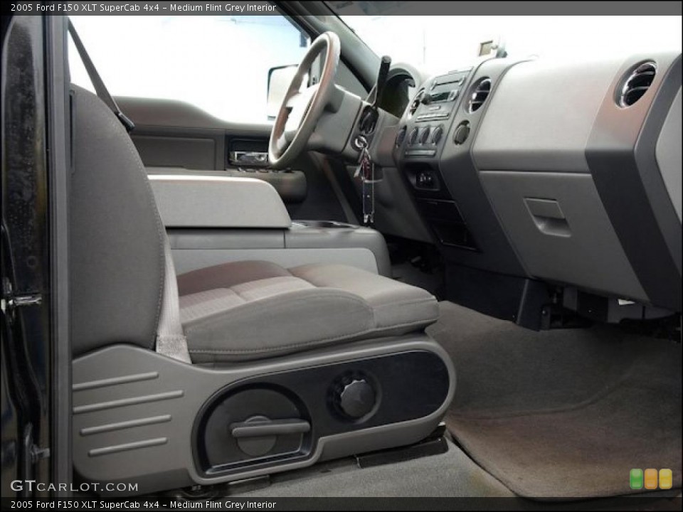Medium Flint Grey Interior Photo for the 2005 Ford F150 XLT SuperCab 4x4 #48518041