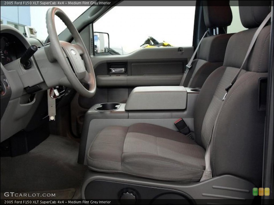 Medium Flint Grey Interior Photo for the 2005 Ford F150 XLT SuperCab 4x4 #48518068