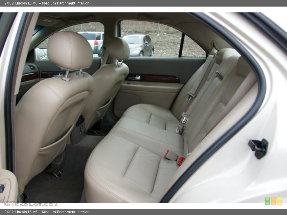 Medium Parchment Interior Photo for the 2002 Lincoln LS V6 #48548414