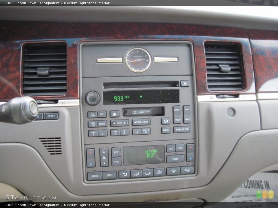 Medium Light Stone Interior Controls for the 2006 Lincoln Town Car Signature #48623123