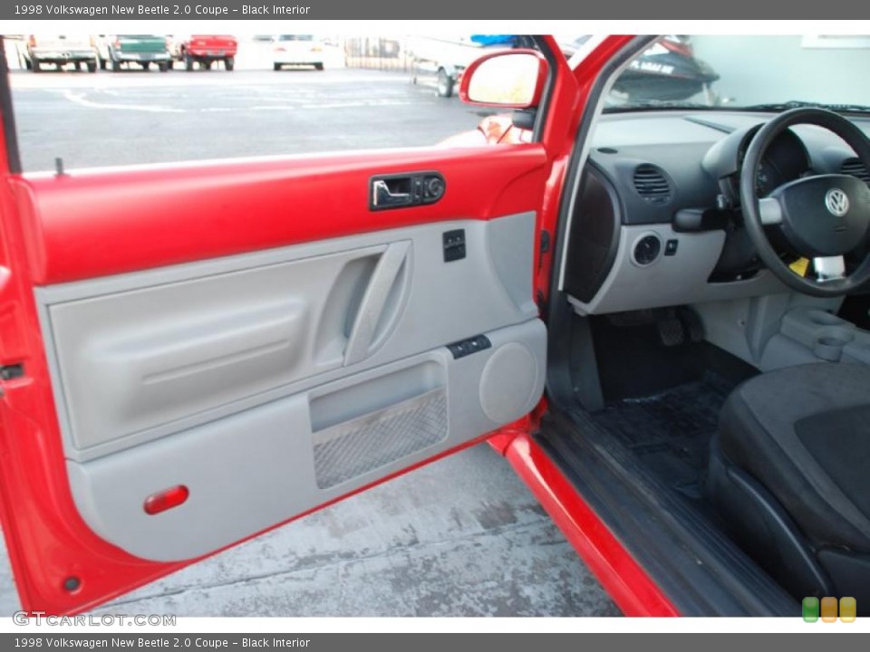 Black Interior Door Panel for the 1998 Volkswagen New Beetle 2.0 Coupe #48665157