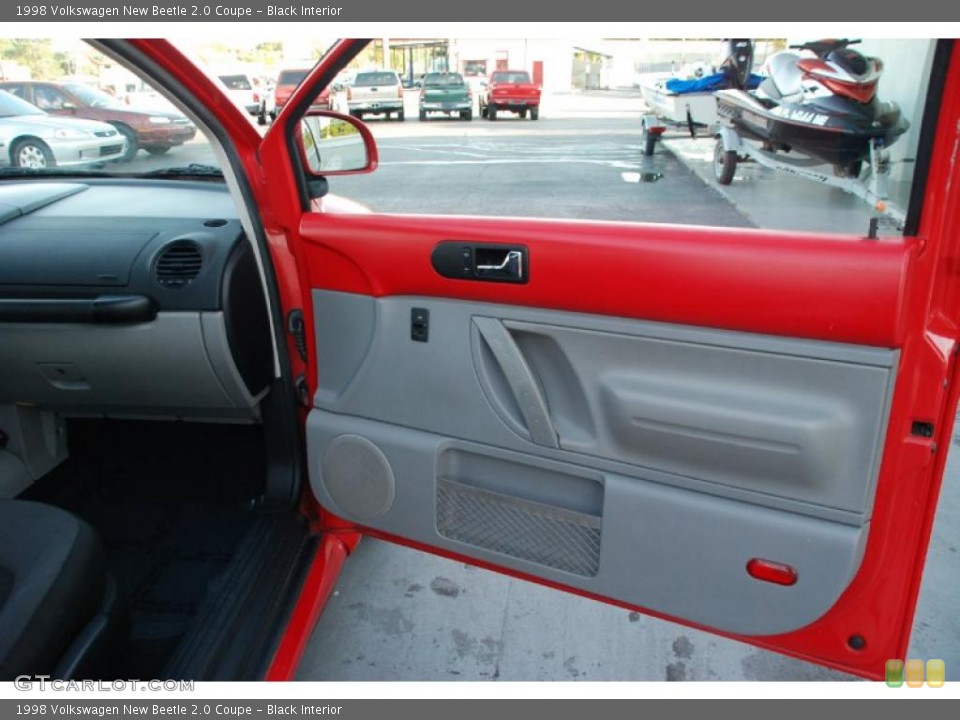 Black Interior Door Panel for the 1998 Volkswagen New Beetle 2.0 Coupe #48665169