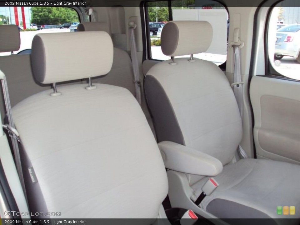 Light Gray Interior Photo for the 2009 Nissan Cube 1.8 S #48672198