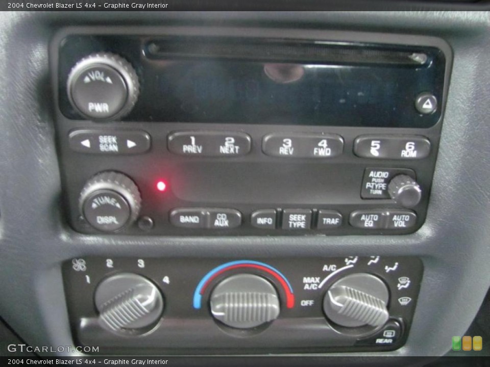 Graphite Gray Interior Controls for the 2004 Chevrolet Blazer LS 4x4 #48695094