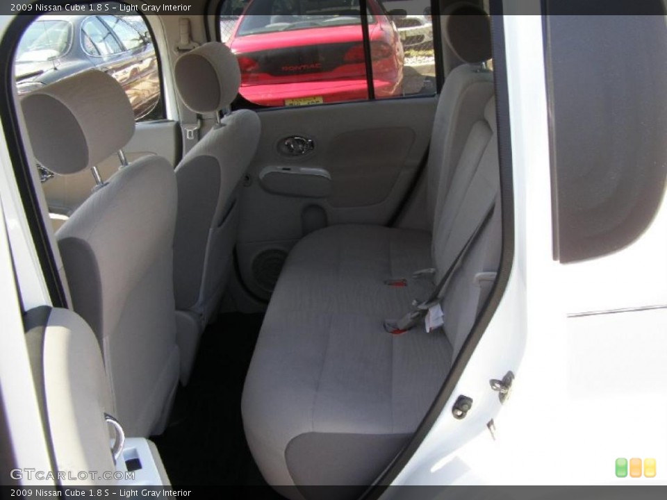 Light Gray Interior Photo for the 2009 Nissan Cube 1.8 S #48702763
