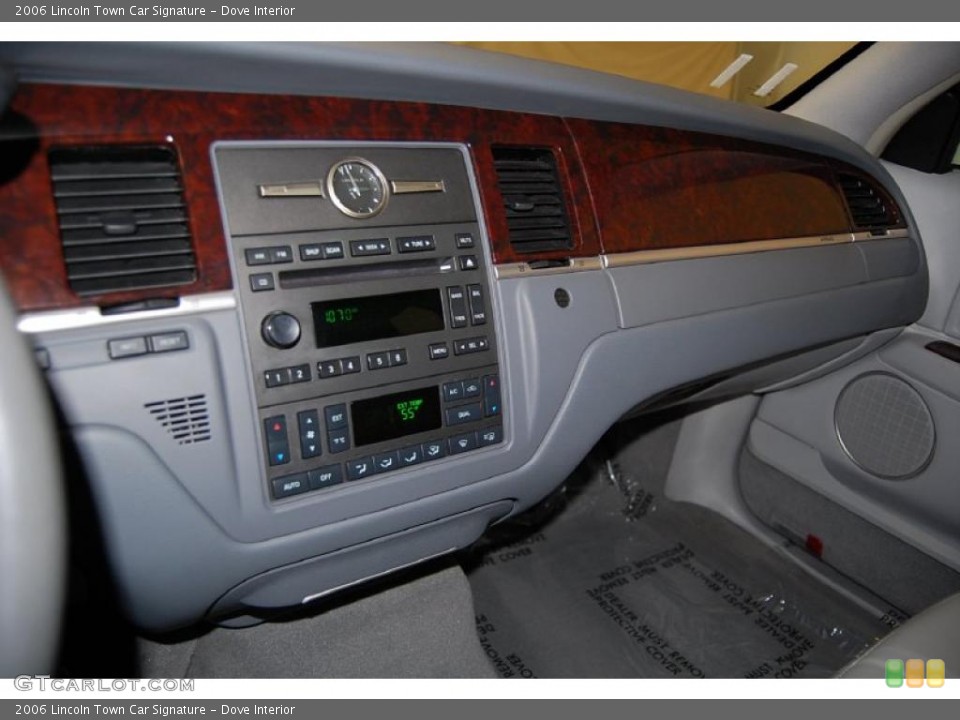 Dove Interior Dashboard for the 2006 Lincoln Town Car Signature #48749091