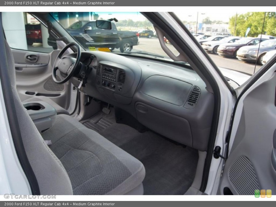 Medium Graphite Interior Photo for the 2000 Ford F150 XLT Regular Cab 4x4 #48780298