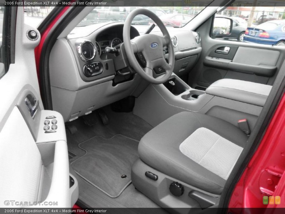 Medium Flint Grey Interior Photo for the 2006 Ford Expedition XLT 4x4 #48797350