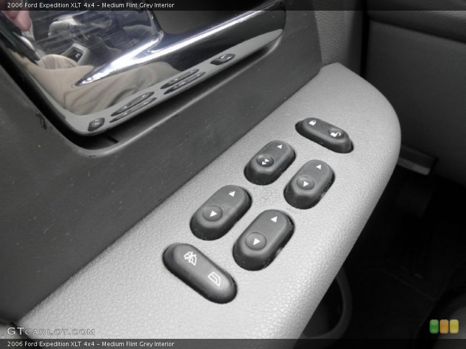Medium Flint Grey Interior Controls for the 2006 Ford Expedition XLT 4x4 #48797457