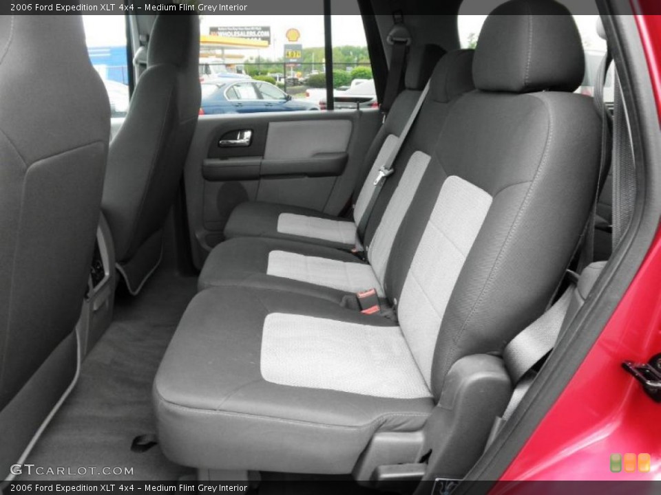 Medium Flint Grey Interior Photo for the 2006 Ford Expedition XLT 4x4 #48797530