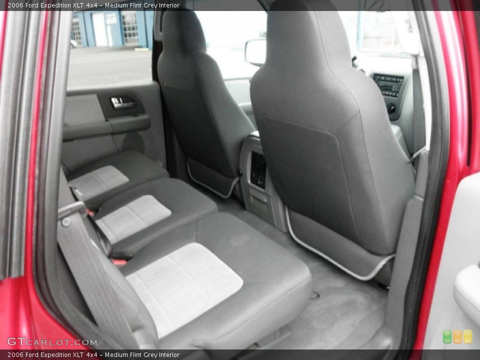 Medium Flint Grey Interior Photo for the 2006 Ford Expedition XLT 4x4 #48797623