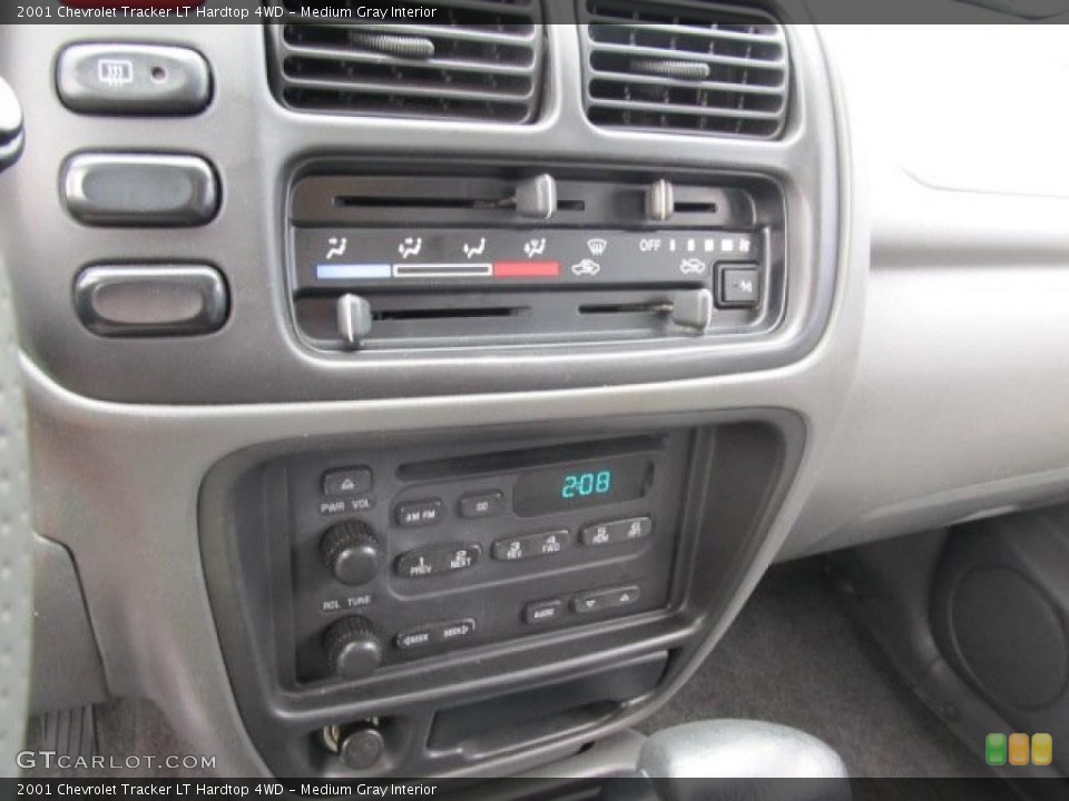 Medium Gray Interior Controls for the 2001 Chevrolet Tracker LT Hardtop 4WD #48827538