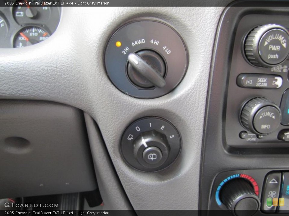 Light Gray Interior Controls for the 2005 Chevrolet TrailBlazer EXT LT 4x4 #48853363