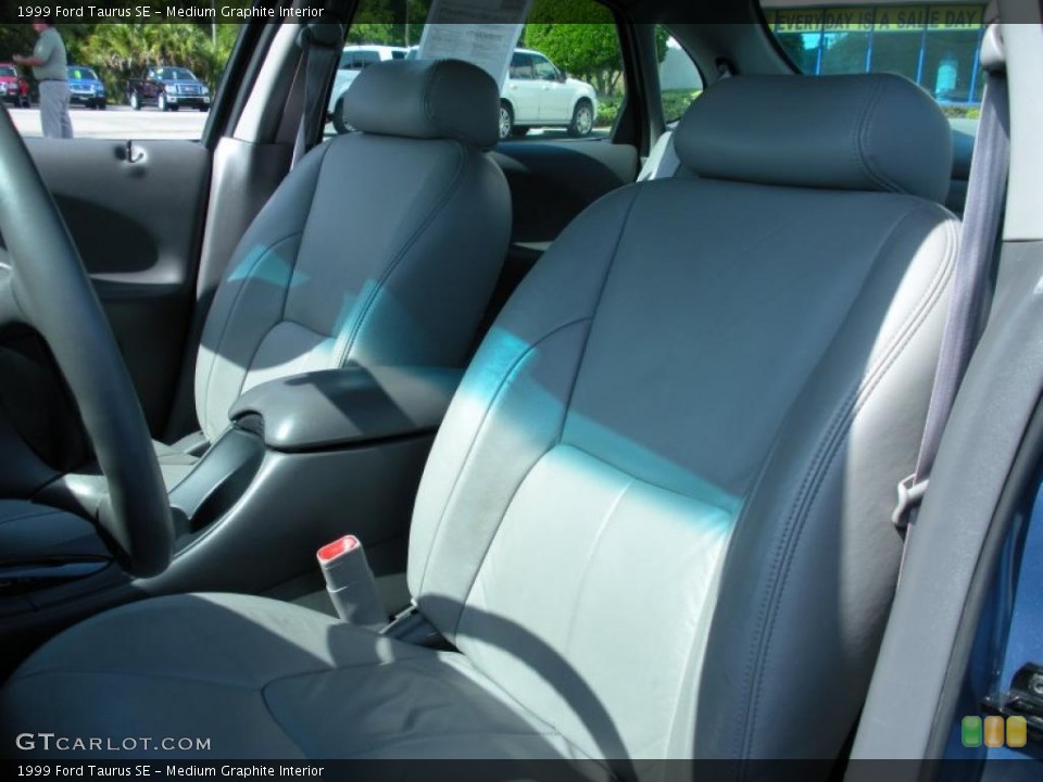 Medium Graphite Interior Photo for the 1999 Ford Taurus SE #48868362