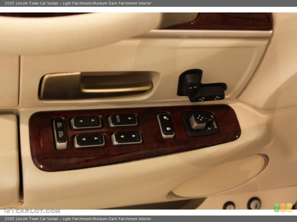 Light Parchment/Medium Dark Parchment Interior Controls for the 2005 Lincoln Town Car Sedan #48878166