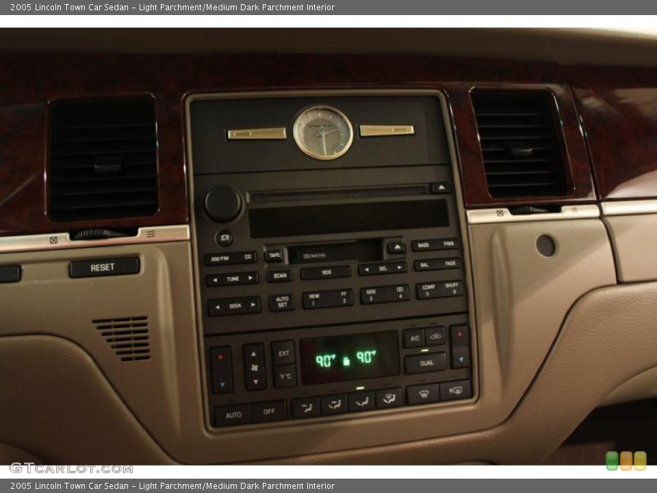 Light Parchment/Medium Dark Parchment Interior Controls for the 2005 Lincoln Town Car Sedan #48878229