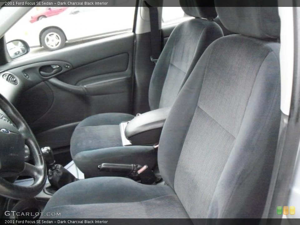 Dark Charcoal Black Interior Photo for the 2001 Ford Focus SE Sedan #48880116