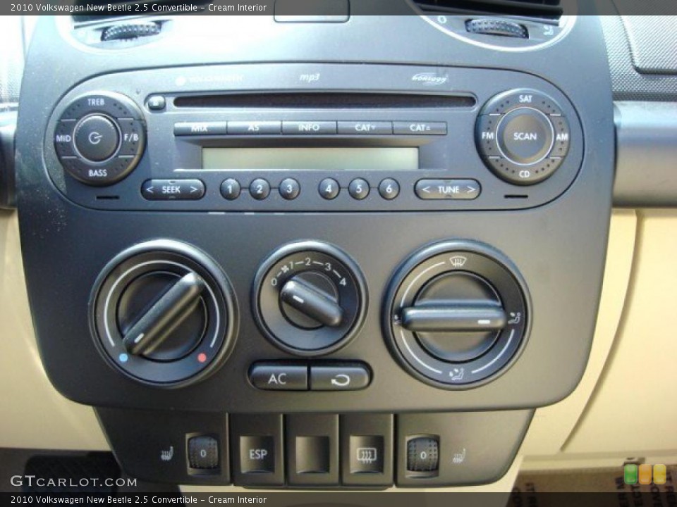 Cream Interior Controls for the 2010 Volkswagen New Beetle 2.5 Convertible #49030554