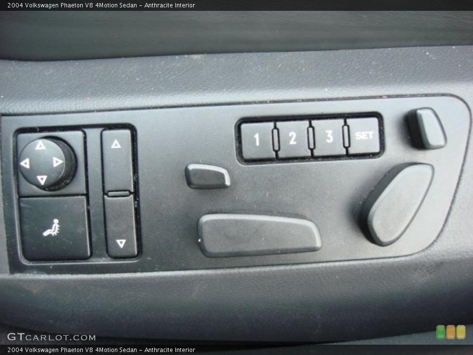 Anthracite Interior Controls for the 2004 Volkswagen Phaeton V8 4Motion Sedan #49072403