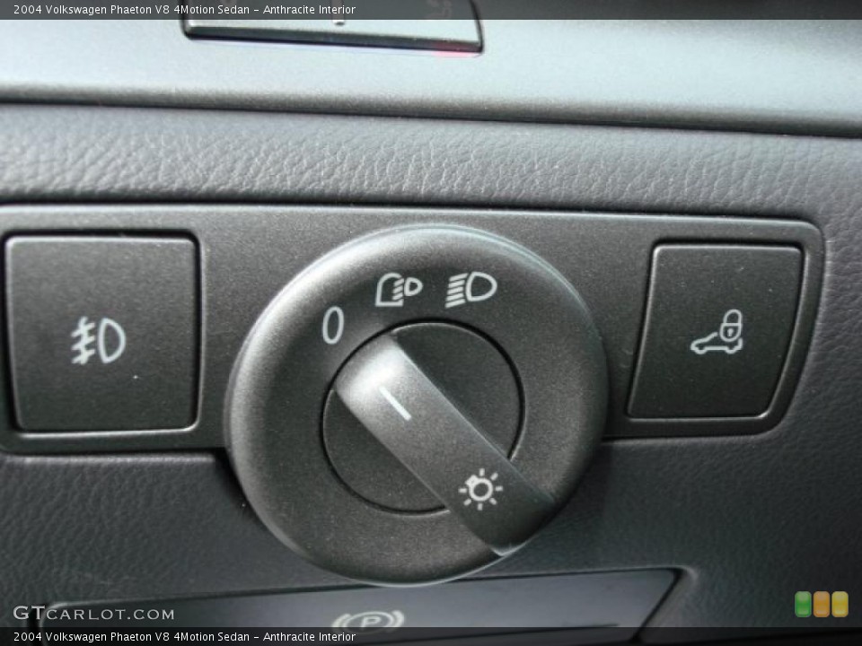 Anthracite Interior Controls for the 2004 Volkswagen Phaeton V8 4Motion Sedan #49072535