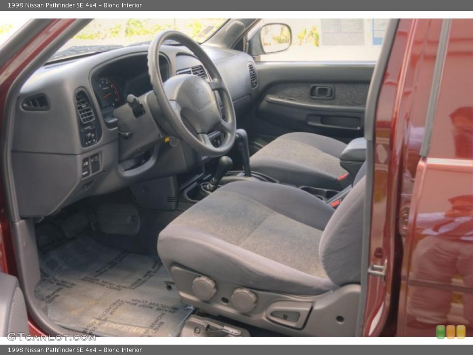 Blond Interior Photo for the 1998 Nissan Pathfinder SE 4x4 #49078100