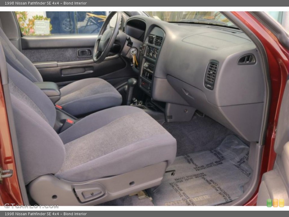 Blond Interior Photo for the 1998 Nissan Pathfinder SE 4x4 #49078127
